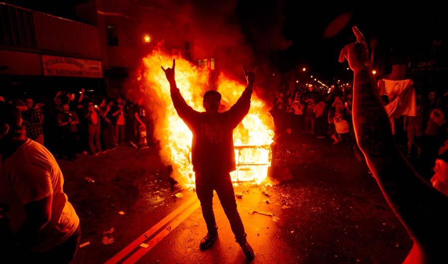 Lamentertainer's tweet photo. 2014 SF Giants WIN World Series. Fans "Celibrate" but #notmysuperbowl is clever I guess. https://t.co/C2FggY41Nz