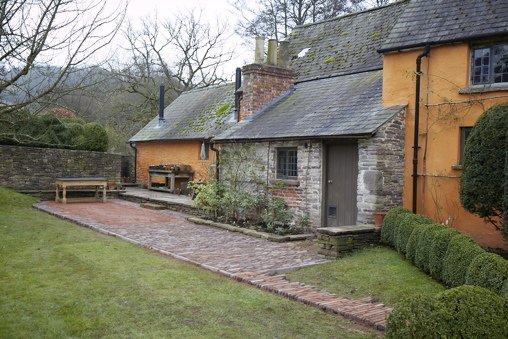 ArneMaynard's tweet photo. Steve @stevelannin returns to the garden at Allt-y-bela where he’s found a few changes. https://t.co/TBg4gtQPSl Photos @BrittWillDyer https://t.co/ds4yGl9gpq