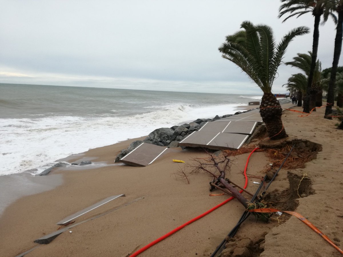 laiaclaret's tweet photo. El temporal ha arrencat part del Passeig Marítim de #PinedaDeMar. @maticatradio #ControlTemporal https://t.co/e7J3HR9NKo
