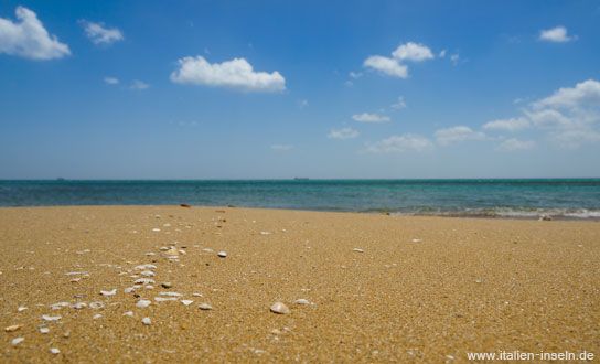 Der Sandstrand bei Marina di Ragusa, erfahre mehr über die Küstenstadt 
italien-inseln.de/ragusa/marina-…
#Sizilien #Italien