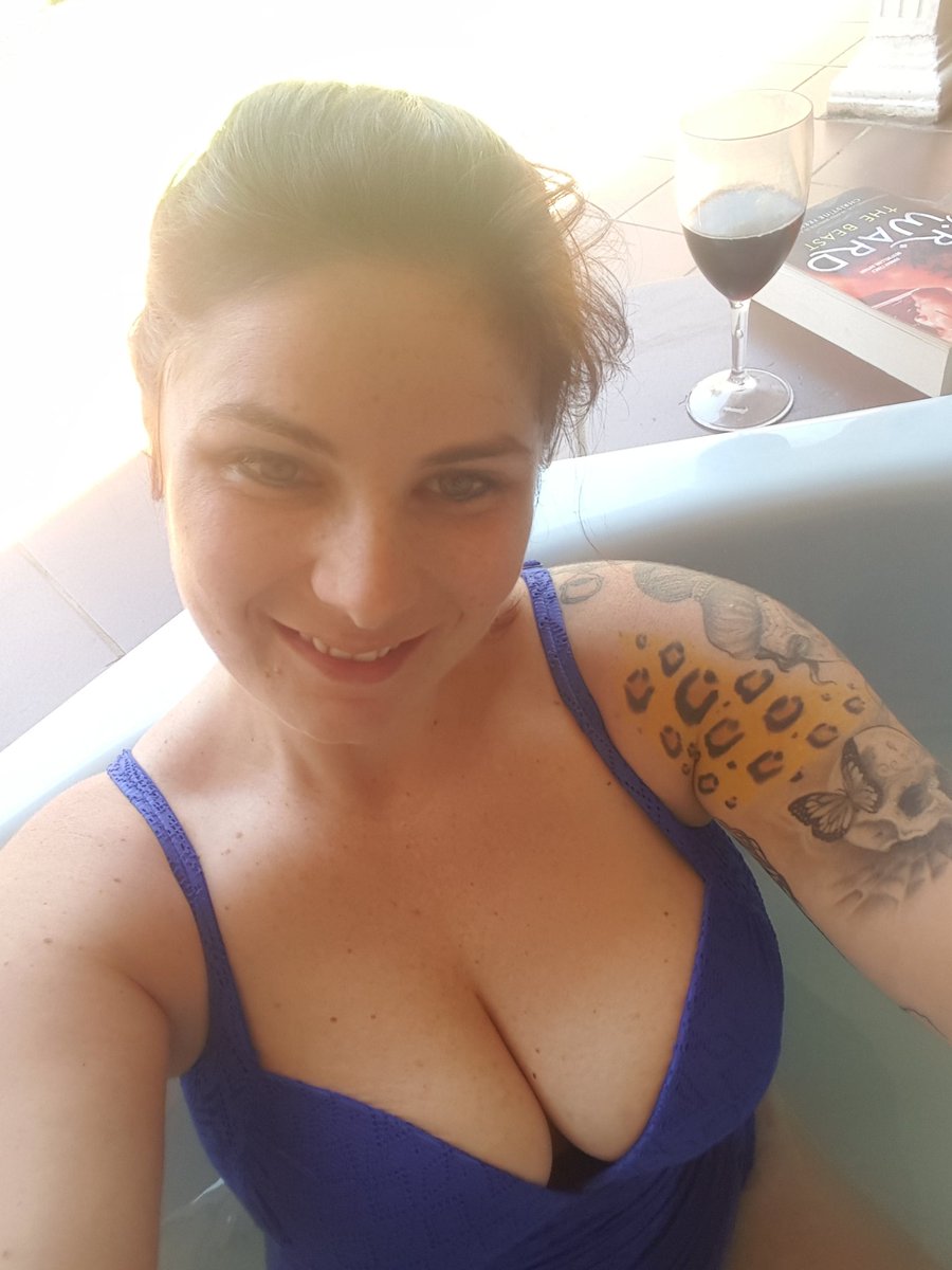 TitsyTee's tweet photo. Finished work early. Now time to chill 😃 https://t.co/iPqXnRIbuj
