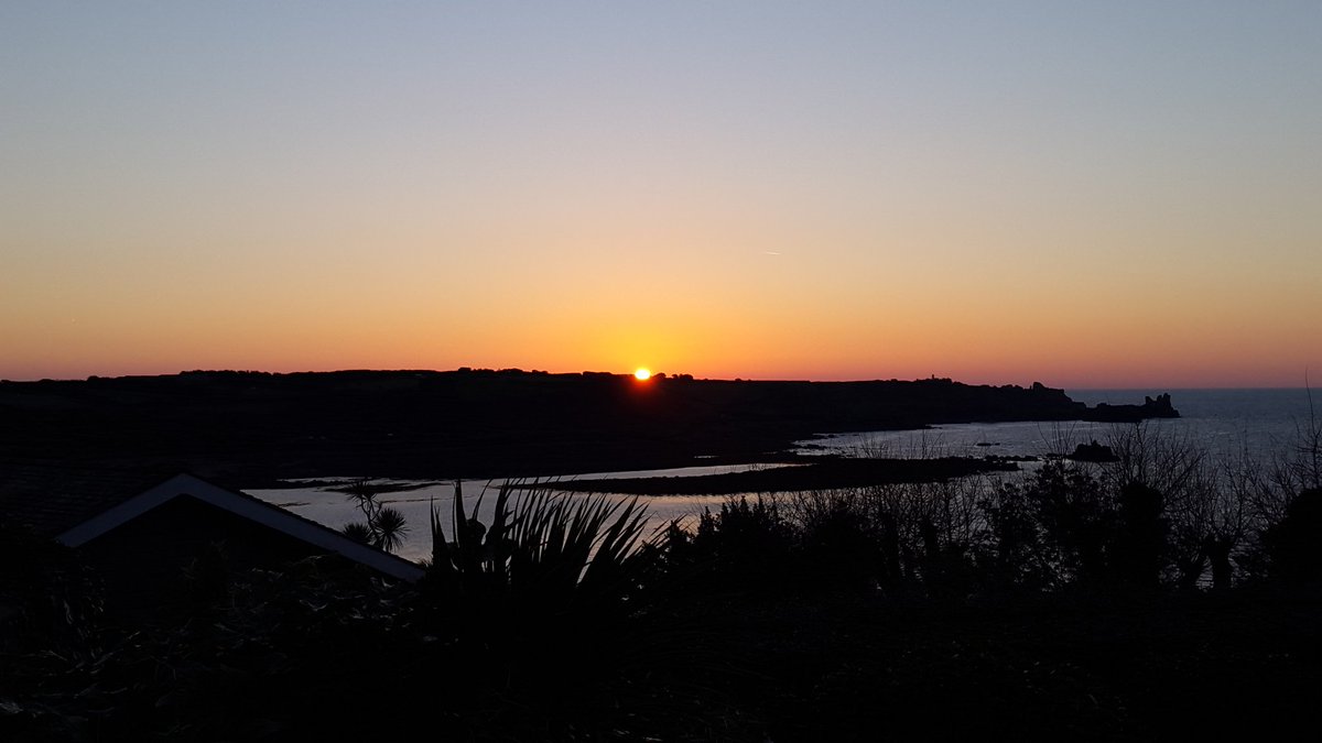 Sunrise on #scilly this morning!! What a stunner!!!