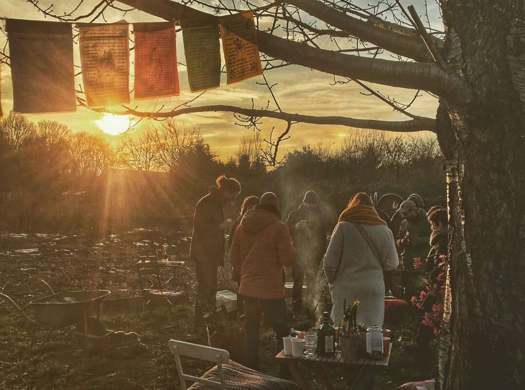 Sfeervol nieuwjaarsconcert gister op de akker! Glühwein, gitaar klanken en fijne gesprekken bij het kampvuur.