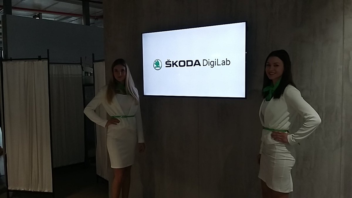 AnzeBozic's tweet photo. Wow! #SkodaDigiLAB The future is now! https://t.co/KpBb4rZXQQ