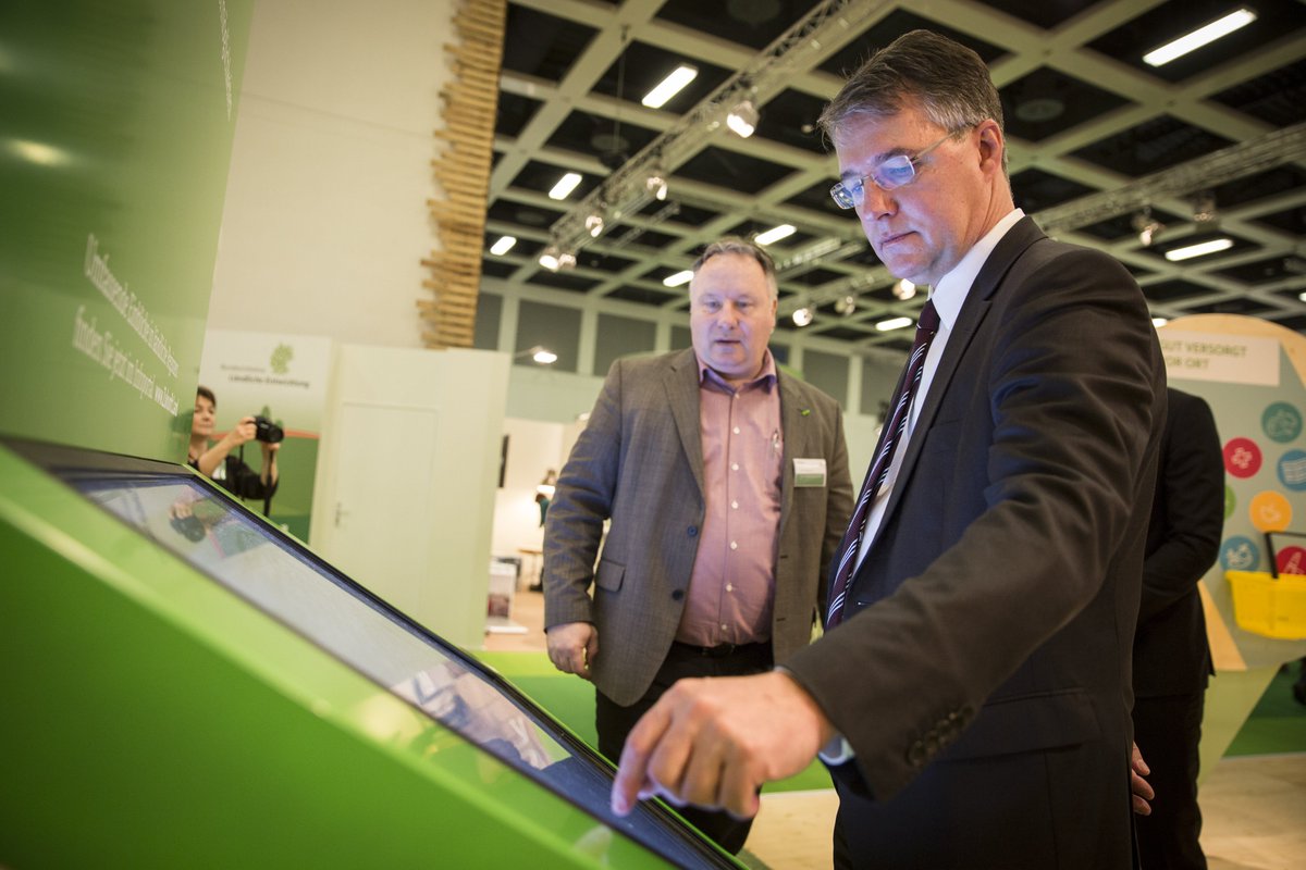 Heute habe ich mich auf der #IGW2017 über aktuelle Entwicklungen zur Baukultur im ländlichen Raum informiert: bmub.bund.de/E2055/