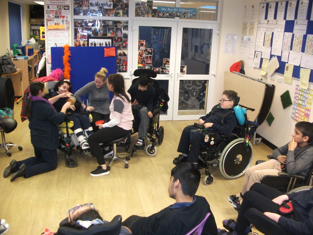 wilsonstfeed's tweet photo. Singing out afternoon song as a #galileo class #wilsonstuart #wilsonstuartschool #pmld #singing #pmlddepartment #friends #class #music https://t.co/UEngZ15Hdp