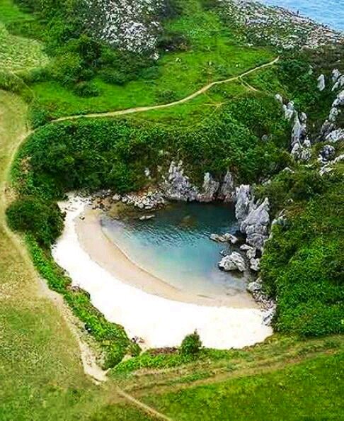 TouryArt's tweet photo. Lugares para visitar y disfrutar; 
Playa de Gulpiyuri, Asturias, España. https://t.co/0QBsnPluFc