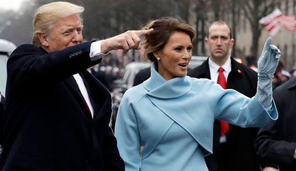 LEXPRESS's tweet photo. La goujaterie de Trump envers sa femme moquée sur les réseaux sociaux https://t.co/b8eb2gG713 https://t.co/AhbrINKVTD