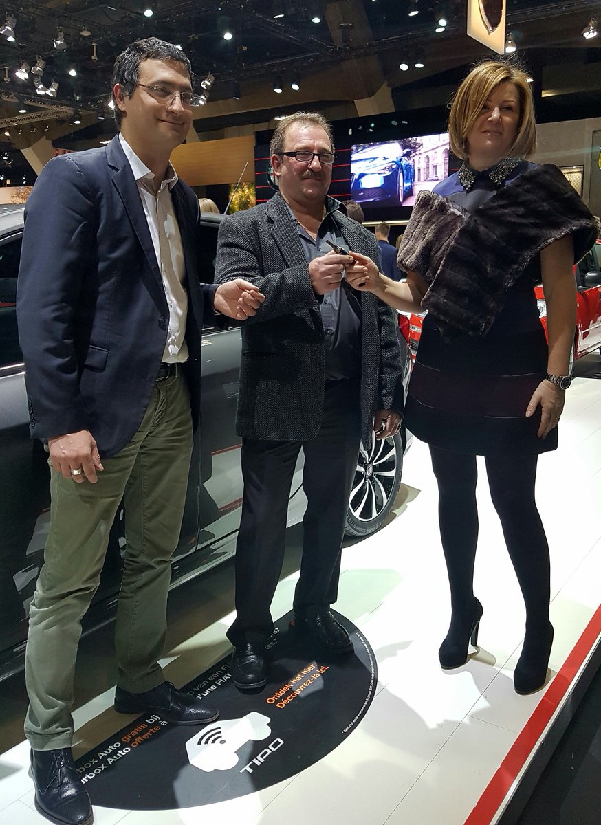 OrangeBEFR's tweet photo. Retour sur un vendredi pas comme les autres pour Serge qui a reçu les clés de sa #FiatTipo connectée Orange 🚗 #OrangeThankYou #AirboxAuto https://t.co/o4XHHD08Kj