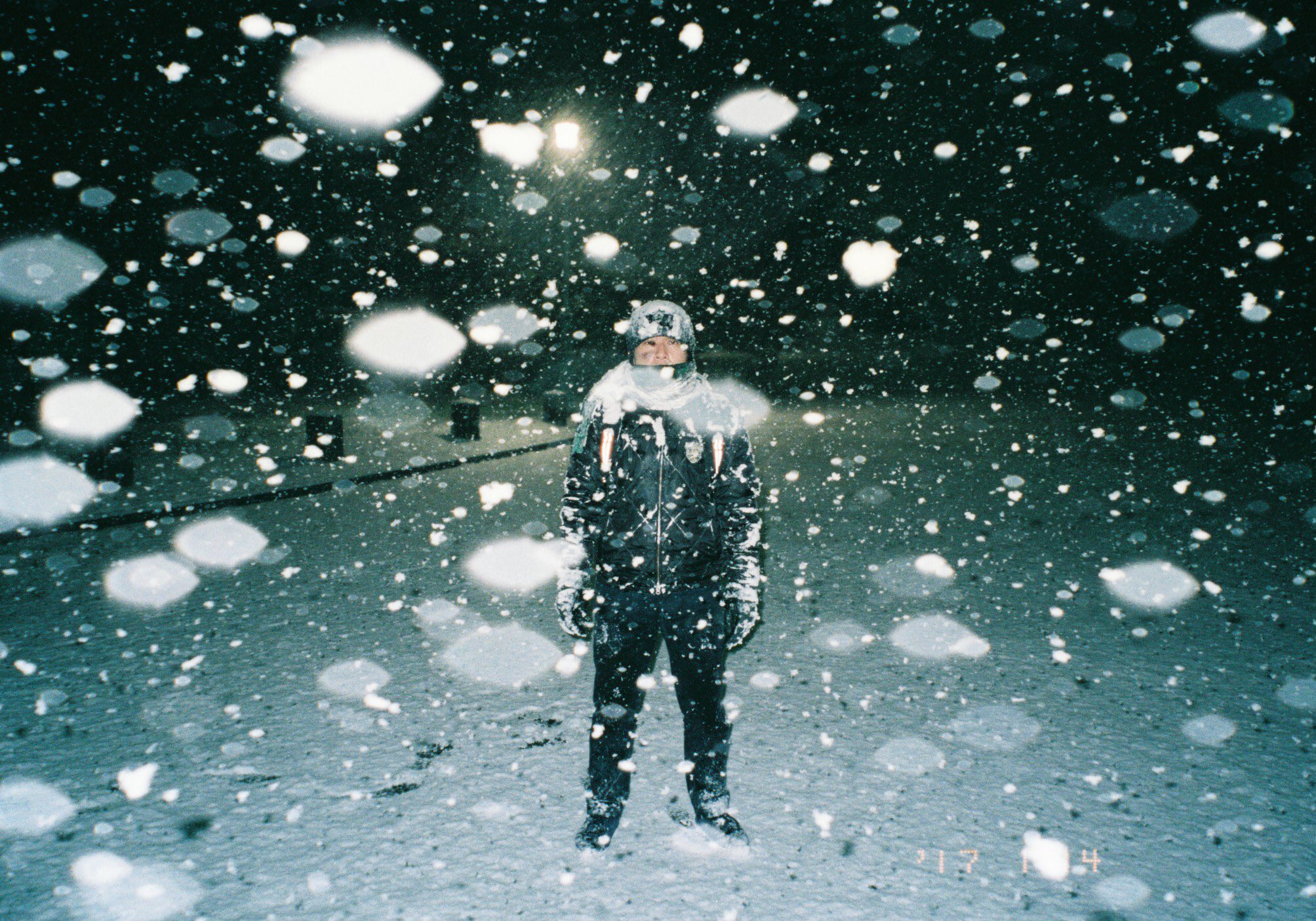 写真実験所 Photolabo Hibi 今年はよく雪が降りますね 今日も雪がチラついていますが フラッシュ付きのフィルムカメラをお持ちの方はぜひ夜の雪写真にチャレンジしてほしい 冬 ならではの写真が楽しめますよ こちらは先日の大雪の夜に御所で撮った写真