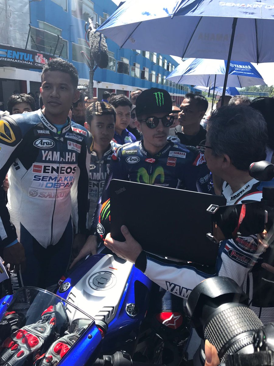 YamahaMotoGP's tweet photo. In action in Yamaha blue. @maverickmack25 was one of the first to try the #Yamaha R15 at the Sentul International Circuit. #MovistarYamaha https://t.co/ECzO4pjiT0