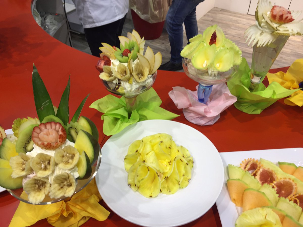 Simattei69's tweet photo. Coppe #gelato con frutta intagliata. Presenta BEPPE #TONON stand #Bravo #sigep2017 #blu3 #blu3pro #sigep https://t.co/dyo8Tq0jbT