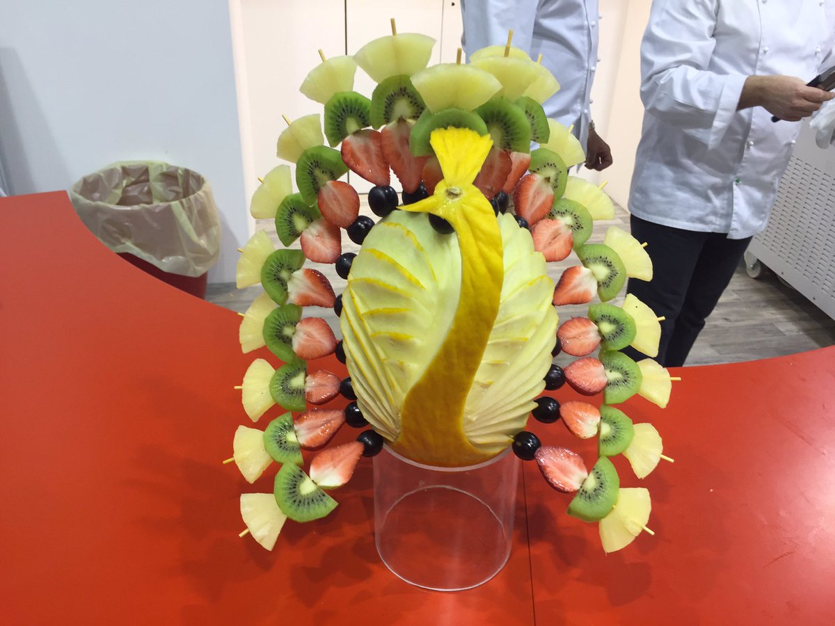 Simattei69's tweet photo. Coppe #gelato con frutta intagliata. Presenta BEPPE #TONON stand #Bravo #sigep2017 #blu3 #blu3pro #sigep https://t.co/dyo8Tq0jbT
