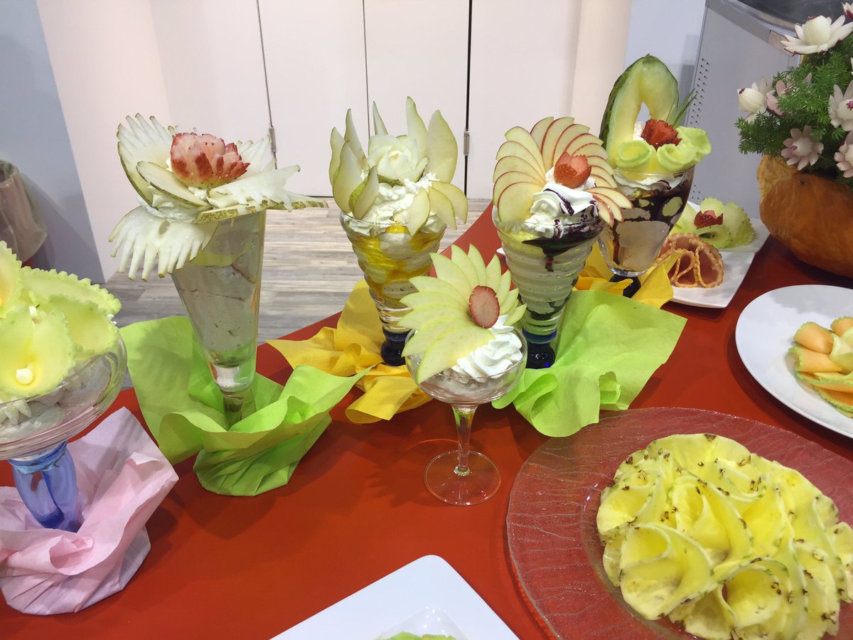 Simattei69's tweet photo. Coppe #gelato con frutta intagliata. Presenta BEPPE #TONON stand #Bravo #sigep2017 #blu3 #blu3pro #sigep https://t.co/dyo8Tq0jbT