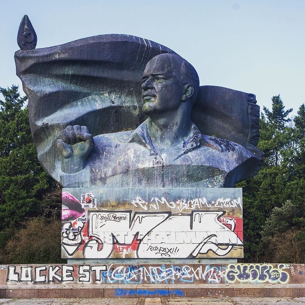 romain_ouzeau's tweet image. Amazing statue #kamarade #berlin #streetart #graffitiart ift.tt/2k7MhX1