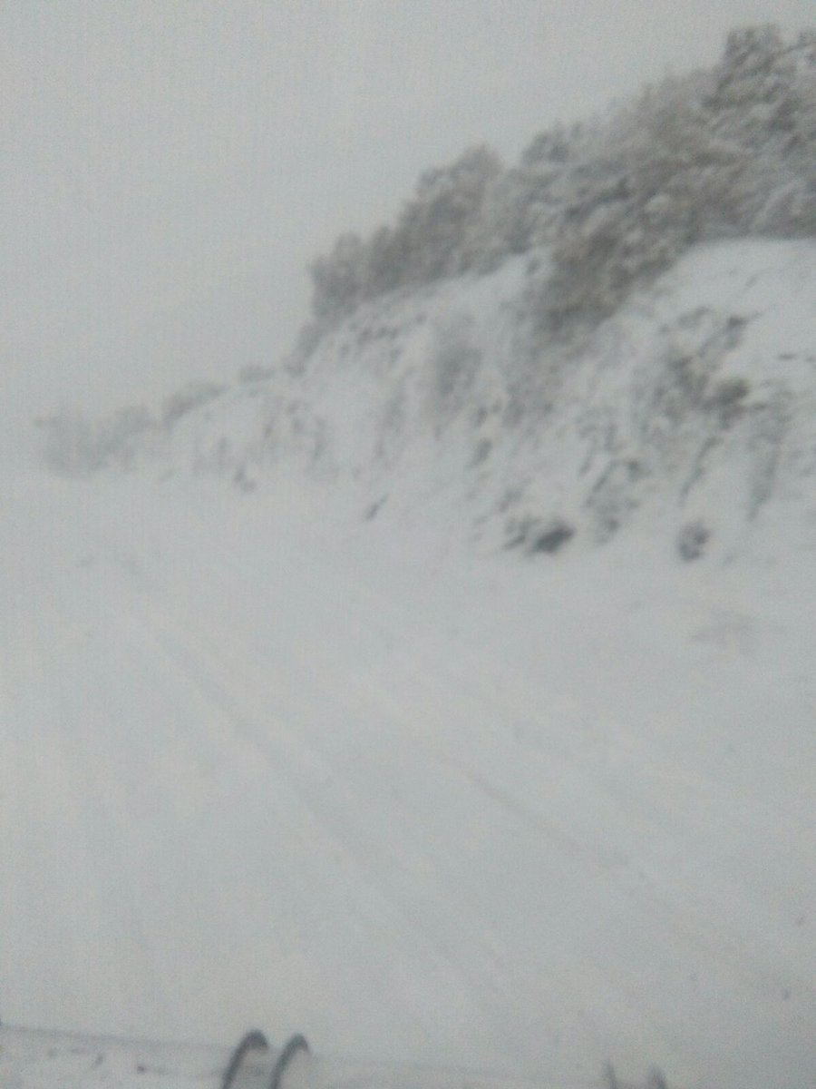 StradeAnas's tweet photo. #Sardegna #emergenzaneve, il prima e dopo lungo la #SS389Var dopo le abbondanti nevicate dei giorni scorsi #AnasInAzione https://t.co/zUYyqo8S7G