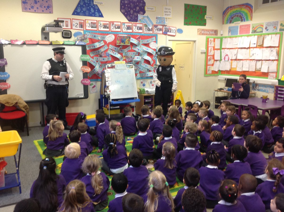 MPSWForest's tweet photo. "PC Connie" along with PC Bowers &amp; Commons from #EndleburySNT had a great morning @parkside21e4 #StrangerDanger #StaySafe #WhoHelps https://t.co/cpT3CXWj18