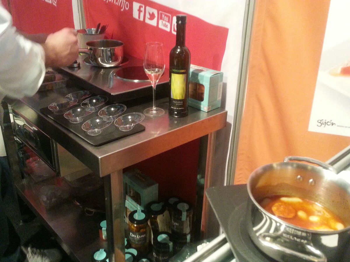 GijonTurismo's tweet photo. La #fabada de #ElLlar para @GijonTurismo triunfa en #MadridFusion #MF2017 y traspasa fronteras😀@SidraTrabanco @vormicrobrewery @oteainforma https://t.co/20F3V4KP95