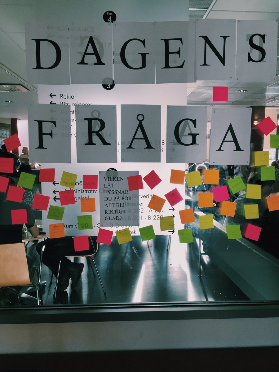 ElevkarRosendal's tweet photo. På glasväggen i entrén sitter det nu uppe en dagens fråga! Gå gärna dit och svara på frågan genom att skriva på post-it lapparna🌹 #elevkår https://t.co/nuP1ymCbMv