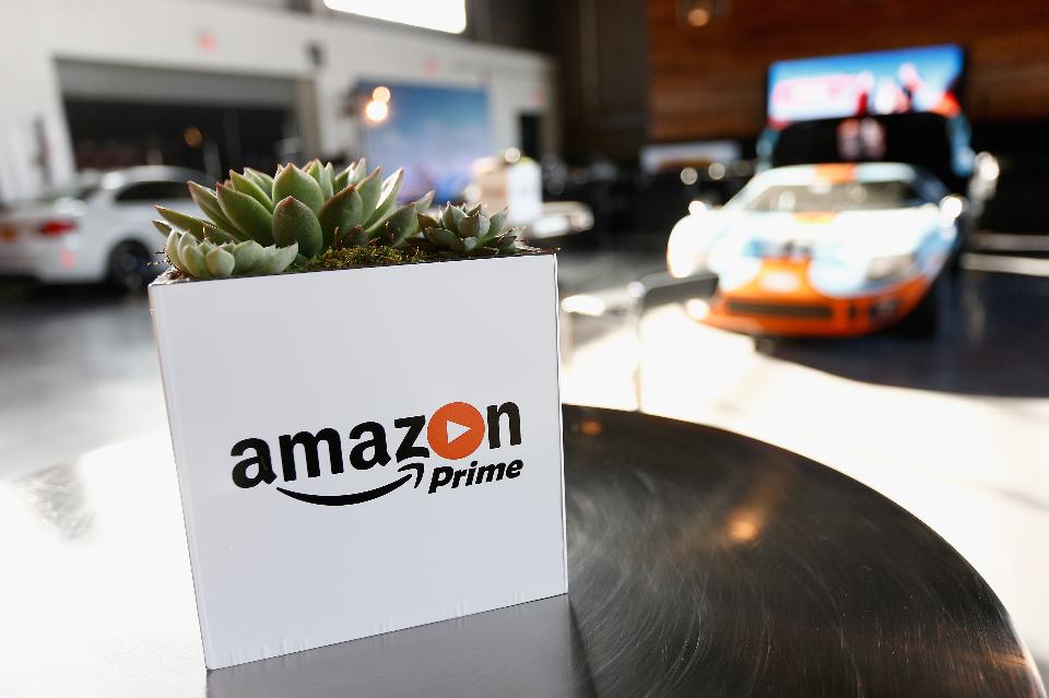 SchmittAnthony_'s tweet photo. ♻️'The theory' behind #Amazon's new 💳credit card for #Primecustomers : https://t.co/xbbSEav9tJ https://t.co/oHrAxwbxLE