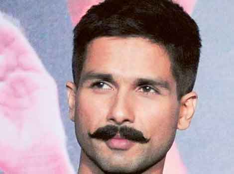 yespunjab's tweet photo. #ShahidKapoor trained by shooter #RonakPandit for '#Rangoon'
https://t.co/mw24yVKM8p https://t.co/dsjwwhuCd3