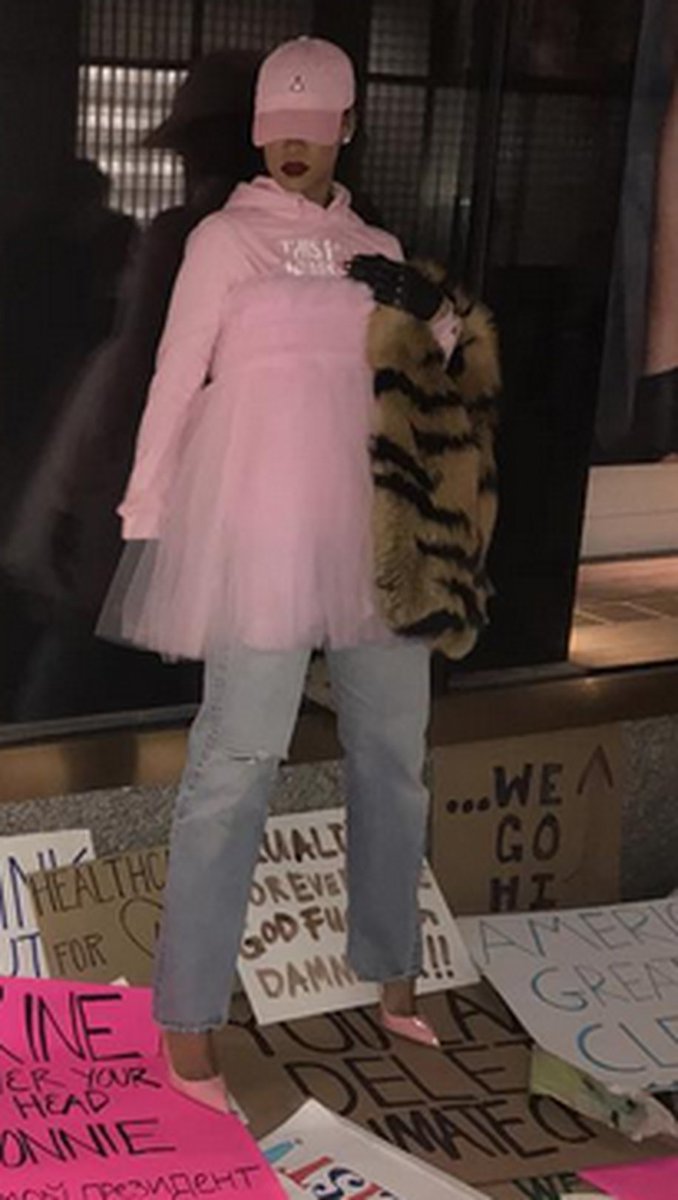 Rihanna Pakai High Heels dan Rok Balet Saat Demo Anti Donald Trump detik.id/VbZUEL via <a href="/wolipop/">wolipop</a>