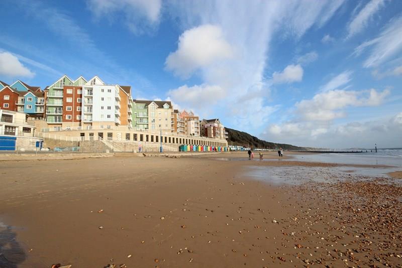 1 bedroom first floor apartment offering direct access to the beach, offered for sale with no onward chain sladeshomes.co.uk/property-searc…