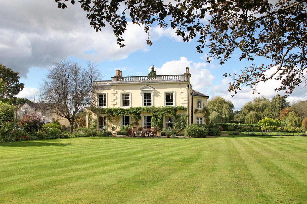 StuartColeKF's tweet photo. NEW to the market - A Stunning Grade II listed family home in Winkfield #forsale #Windsor #Berkshire #Georgian https://t.co/lNW8OVptuj https://t.co/IUHE64c8mY