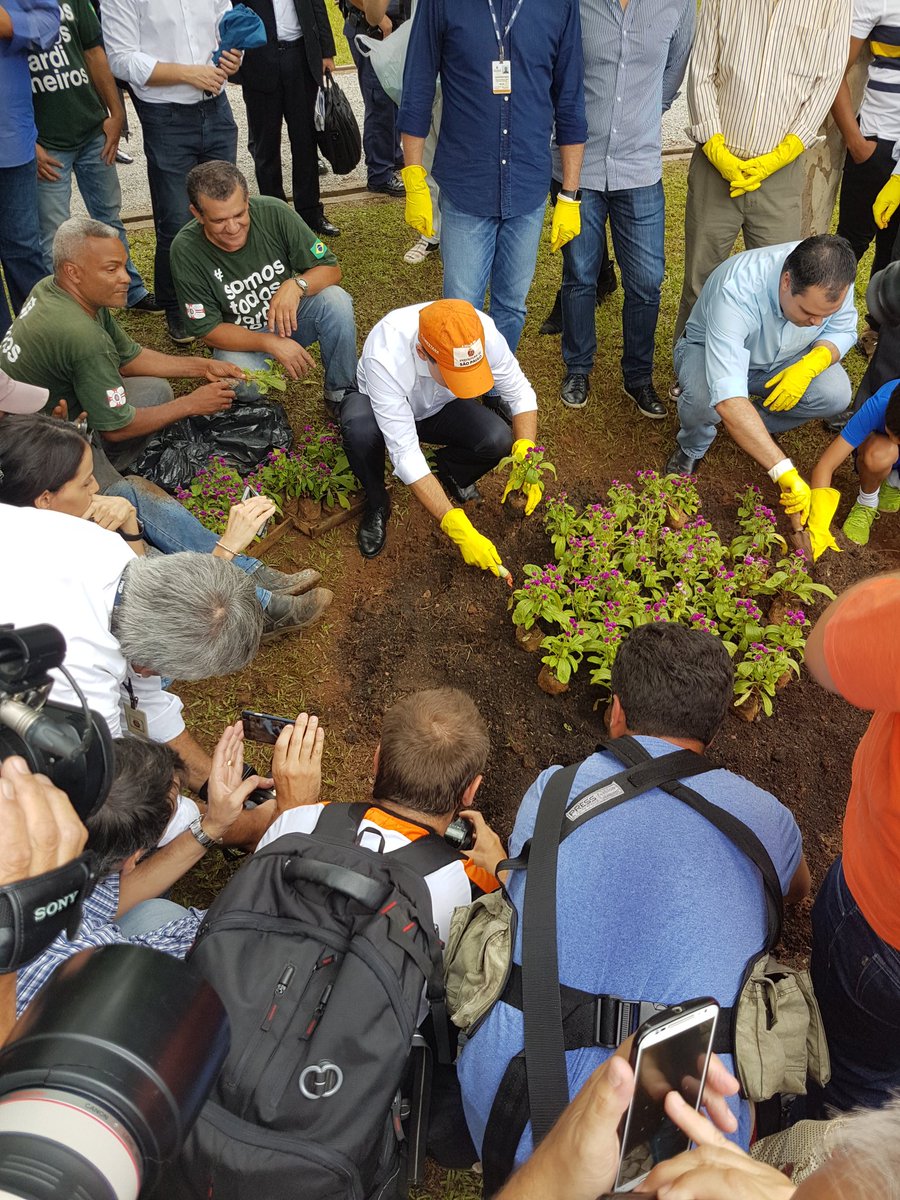AMEJARDINS's tweet photo. Reforma no calçamento, novo mobiliário urbano, paissagismo entre outros, são  algumas das melhorias na praça.#AdolphoBloch #AMEJardins https://t.co/9dhrEavhQB