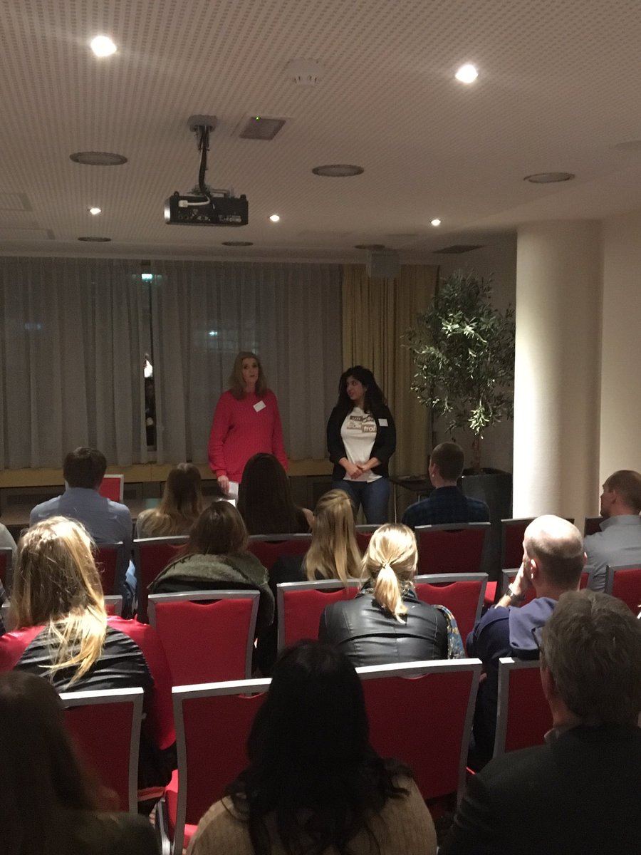 WillemGreving's tweet photo. #Jongerenindelift vanavond in Leidschendam-Voorburg. Werkgevers zetten hun netwerk in om jongeren aan het werk te krijgen. Geslaagde pitches https://t.co/jGCs5SwrsX