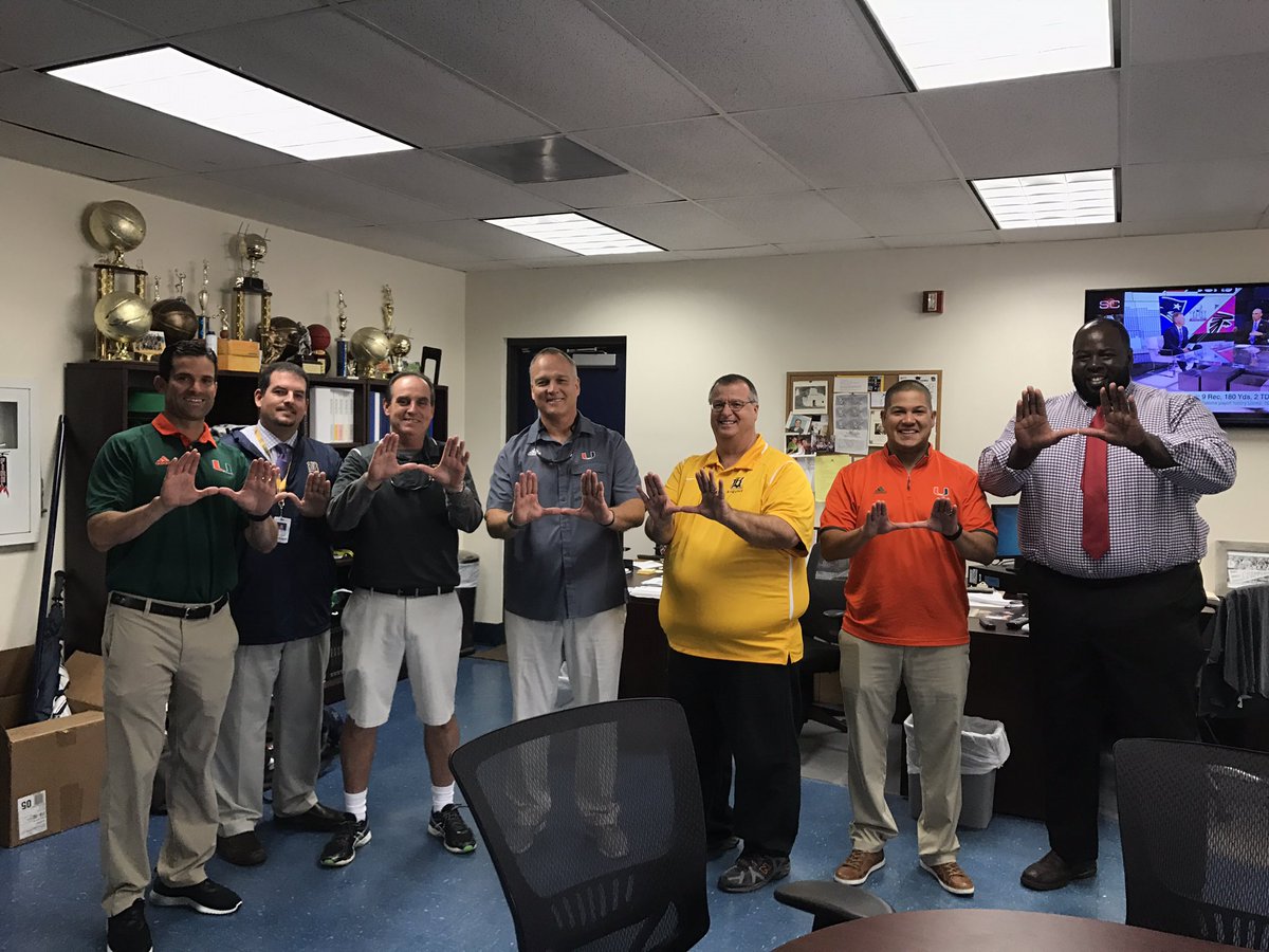 Thanks to @MarkRicht @Coach_MannyDiaz & @CoachBanda for coming by school this morning #AMDG #greatvisit