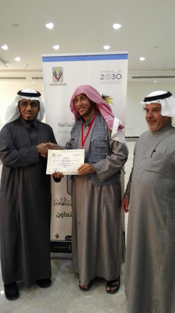 الأستاذ ناصر العموش والأستاذ محمد الشدي يكرمان مجموعة قلوب الخير التطوعية لمشاركتهم في تنظيم افتتاح الديوانية والندوة المصاحبة لها.