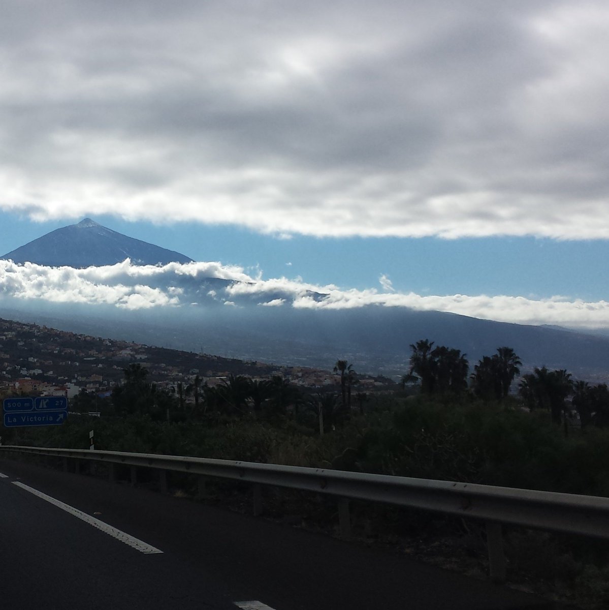 Tierra sobre nubes #teide #alnatural #unaventanaalmundo @tenerife <a href="/7IslasCanarias/">Islas Canarias</a>