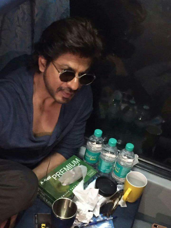 BorntobeAshwani's tweet photo. Journey with #ShahRukhKhan is awesome.
@iamsrk @RaeesTheFilm #RaeesByRail #RaeesPromotions @excelmovies https://t.co/RW3DK15ltL