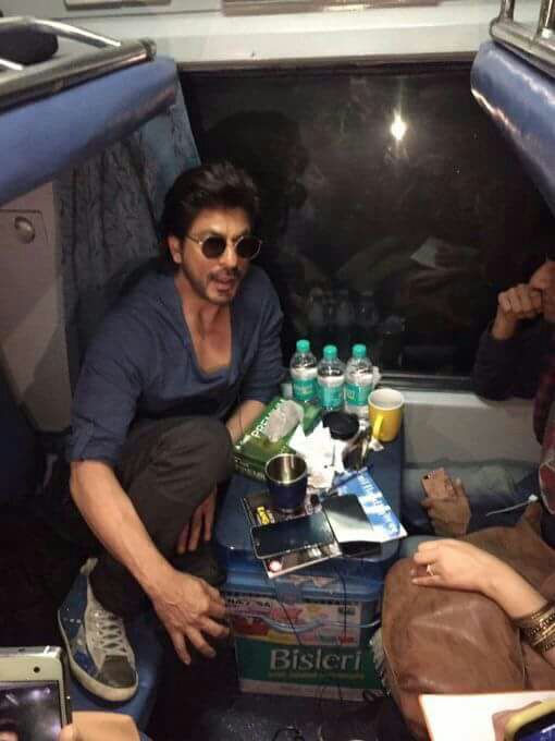 BorntobeAshwani's tweet photo. Journey with #ShahRukhKhan is awesome.
@iamsrk @RaeesTheFilm #RaeesByRail #RaeesPromotions @excelmovies https://t.co/RW3DK15ltL