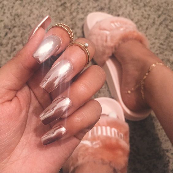 New trend for #2017... chrome #nails, which is created by buffing chrome pigment onto nails!