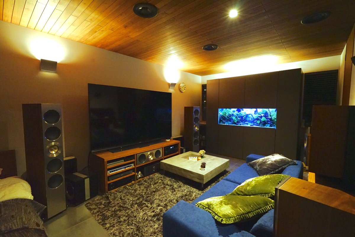 かも娘 No Twitter ホームシアターに見せかけたpcゲーム環境 Razer お前らのpcデスク周り晒していけ