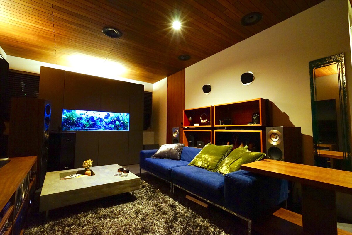 かも娘 No Twitter ホームシアターに見せかけたpcゲーム環境 Razer お前らのpcデスク周り晒していけ