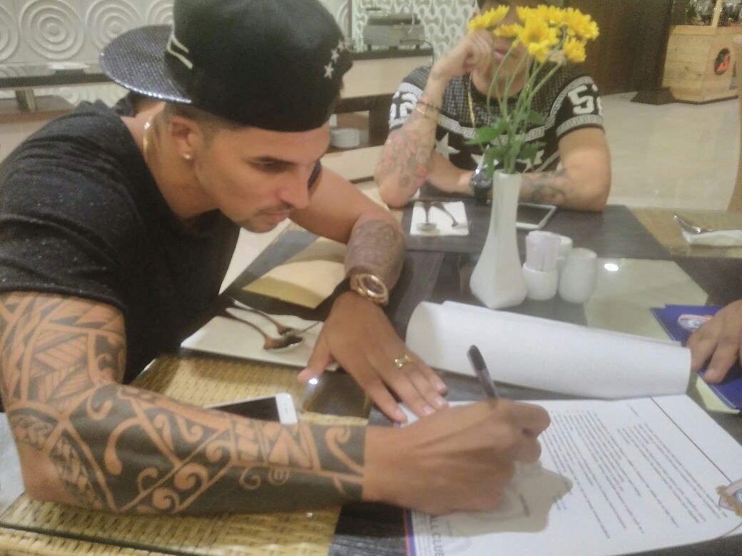 AremafcOfficial's tweet photo. Arthur Cunha dan Felipe Bertoldo resmi bubuhkan tanda tangan kontrak bersama Arema FC malam ini #aremafc https://t.co/bNXcv4Hnsp