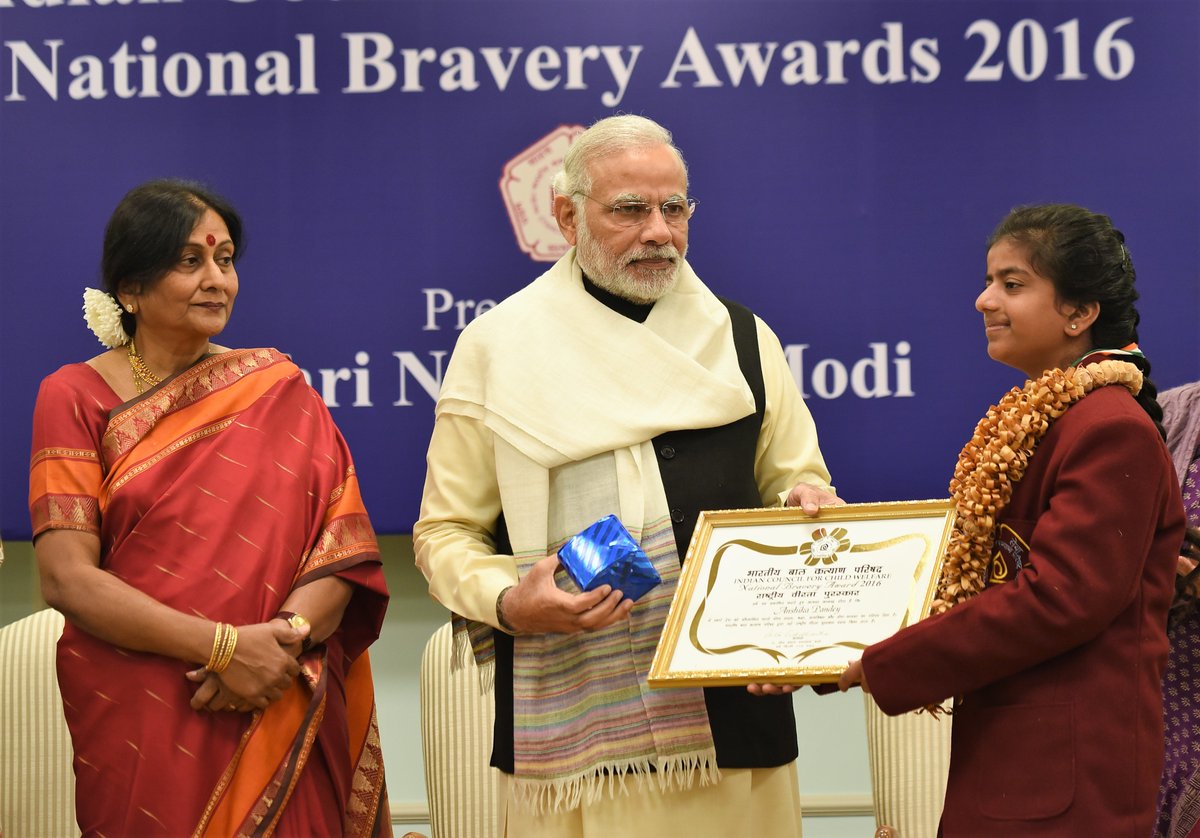 narendramodi's tweet photo. UP's Anshika Pandey fought off two miscreants who were trying to kidnap her. Her grit is commendable. https://t.co/Z8ZWH6f9ut