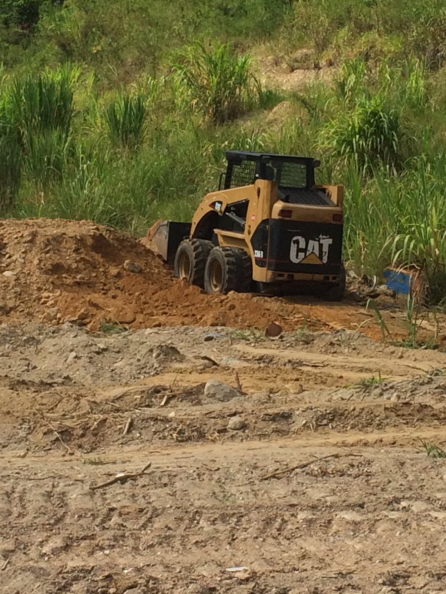 grupoOB's tweet photo. Alquiler de maquinaria y movimientos de terreno en caracas. 
Minishovel CAT-236B limpiando terreno en los naranjos. https://t.co/a1VmI7omF3