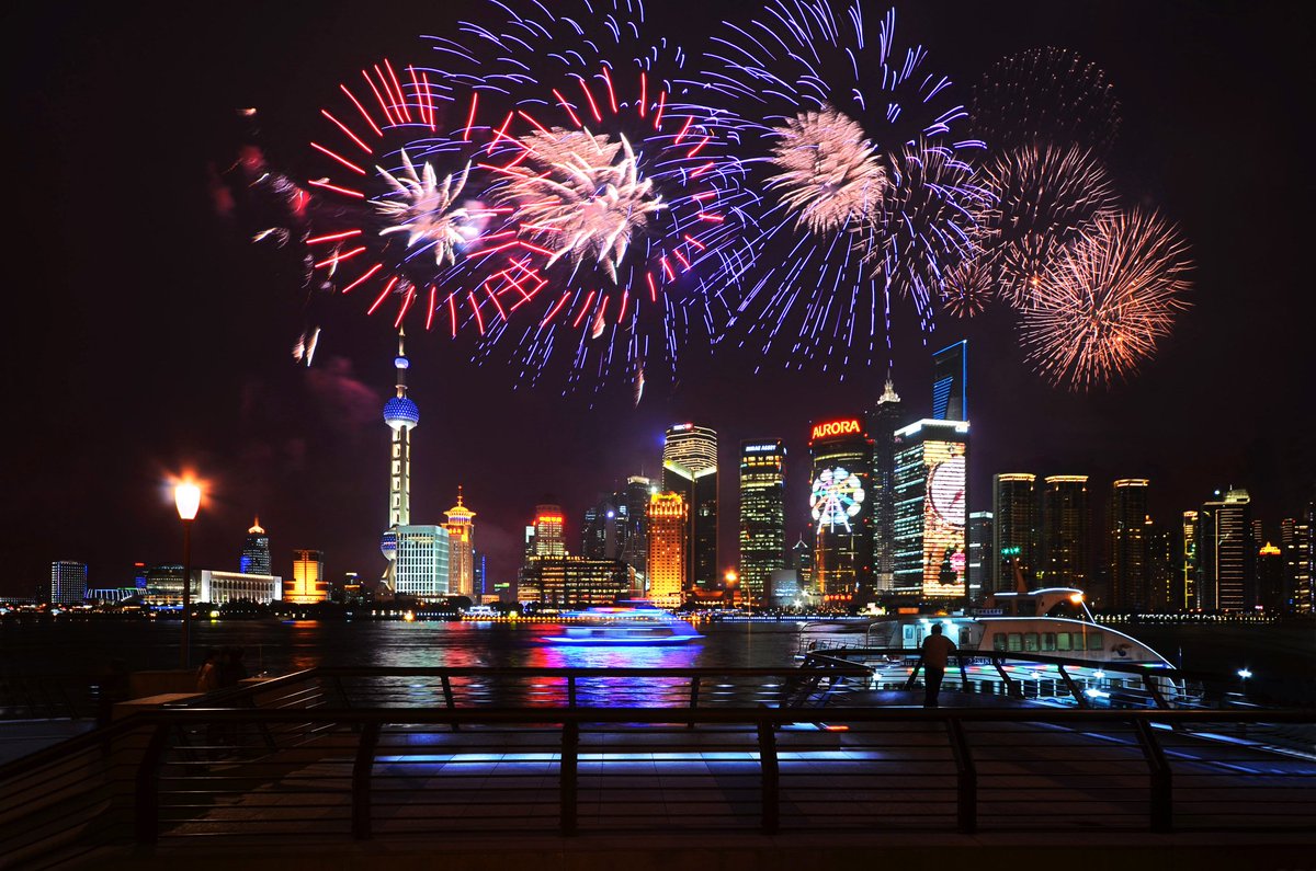 CCTV's tweet image. #2017春晚 春節氣氛點燃上海分會場上空
上海，被譽為祖國的東方明珠，在這裏，傳統與現代碰撞，經典與時尚交織，民族與世界接軌，海派文化的內涵已發展成為“海納百川、追求卓越、開明睿智、大氣謙和”的城市精神。春晚倒計時四天，上海，你準備好了嗎？ #2017春晚