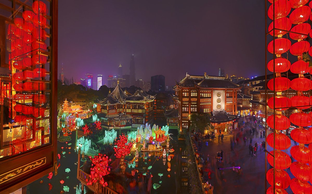 CCTV's tweet image. #2017春晚 春節氣氛點燃上海分會場上空
上海，被譽為祖國的東方明珠，在這裏，傳統與現代碰撞，經典與時尚交織，民族與世界接軌，海派文化的內涵已發展成為“海納百川、追求卓越、開明睿智、大氣謙和”的城市精神。春晚倒計時四天，上海，你準備好了嗎？ #2017春晚