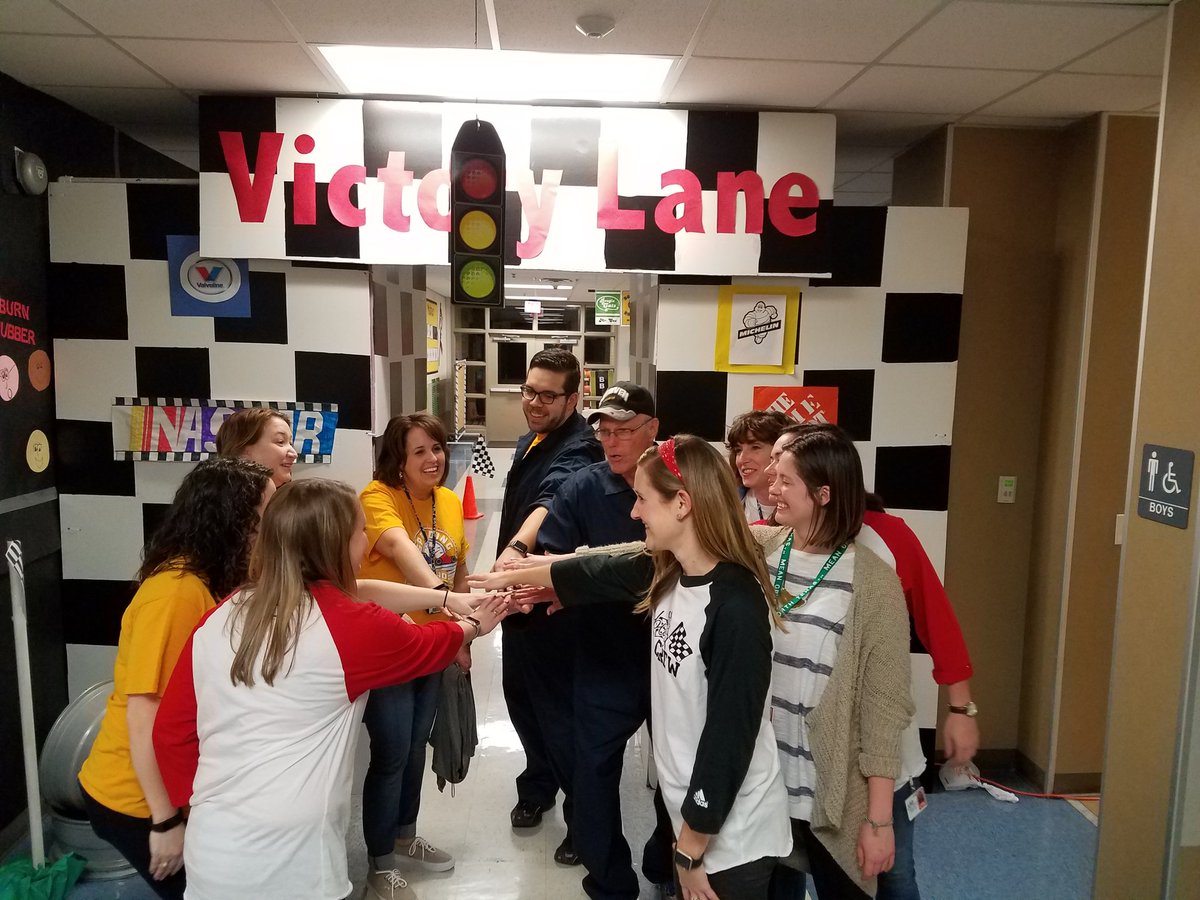 bbowenpta's tweet photo. BB Owen Curriculum night 2017. Thank you for ALL your hard work staff. You guys are AMAZING! @bbowenes #speedingtoread #bbospeedway https://t.co/hVfpdBxqfr