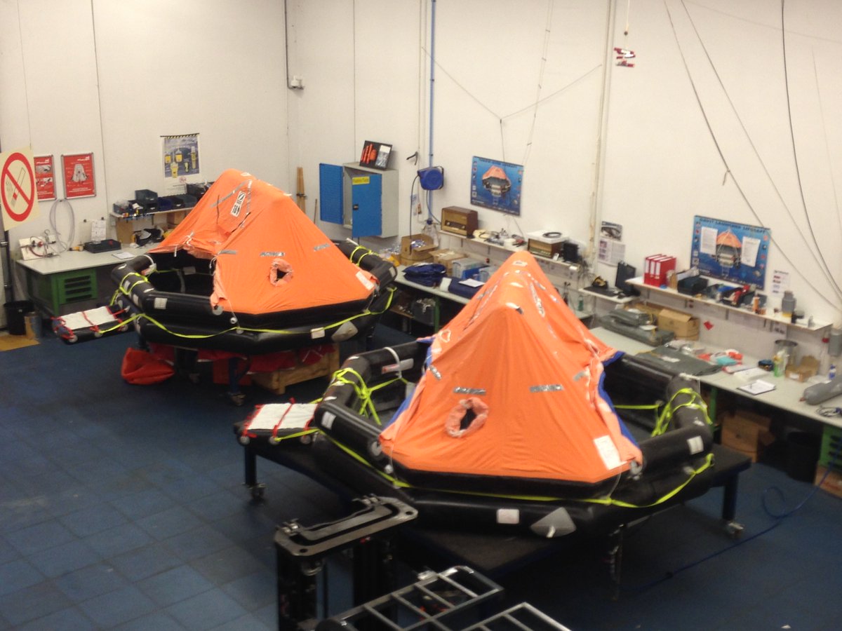De Zodiac reddingsvlotten van de PD-147 'Enterprise' tijdens de druktest.