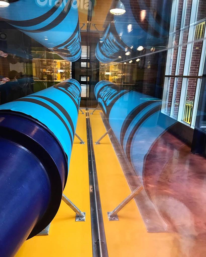 StyleEyesBlog's tweet image. #worldslargest #crayon #crayolafactory #crayolaexperience #reflections #mirror #pattern