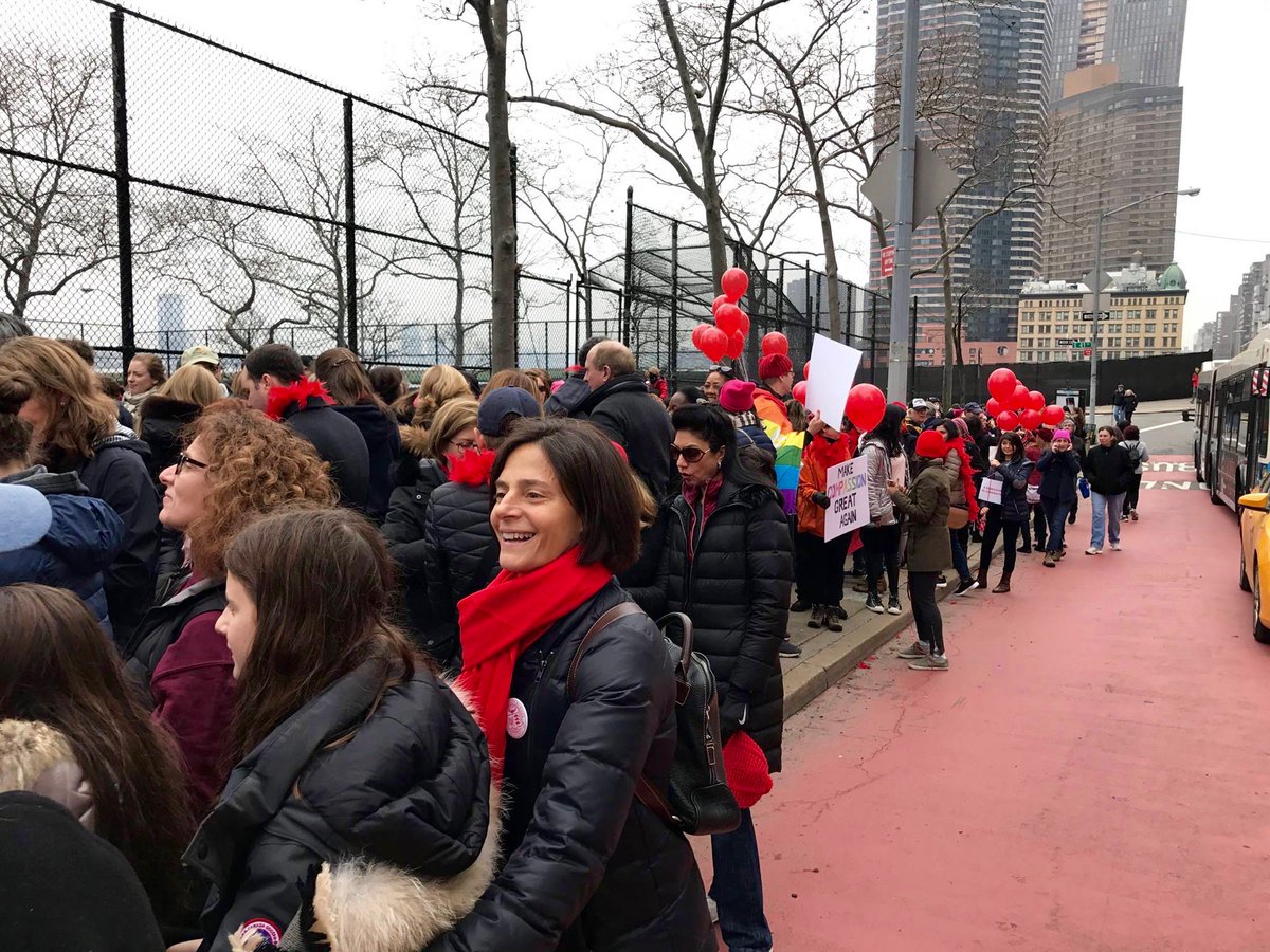 BrearleyNYC's tweet image. 600+ #Brearley community members gathered at the #nycwomensmarch this weekend! #BrearleyGirls #truthandtoil