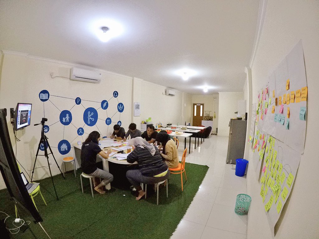 borryshasian's tweet photo. Coaching design sprint at @kitabisacom, the most popular crowdfunding service in Indonesia. #circleux #designsprint #google #expert https://t.co/FdQCcQr6L5