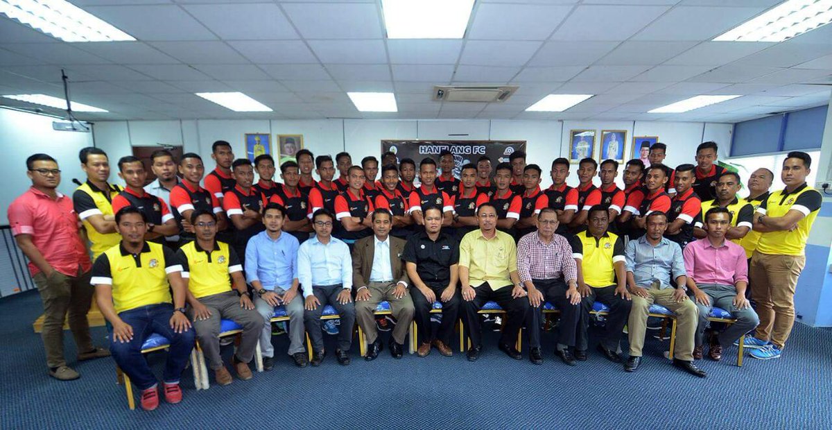PBDHTHanelangFC's tweet photo. Bersatu Teguh,  Bercerai Roboh!! 
#semangatjuangbersama
#BangkitBersama
#hanelangfc
#PIALAFAM2017 https://t.co/kfMvN6ulBt