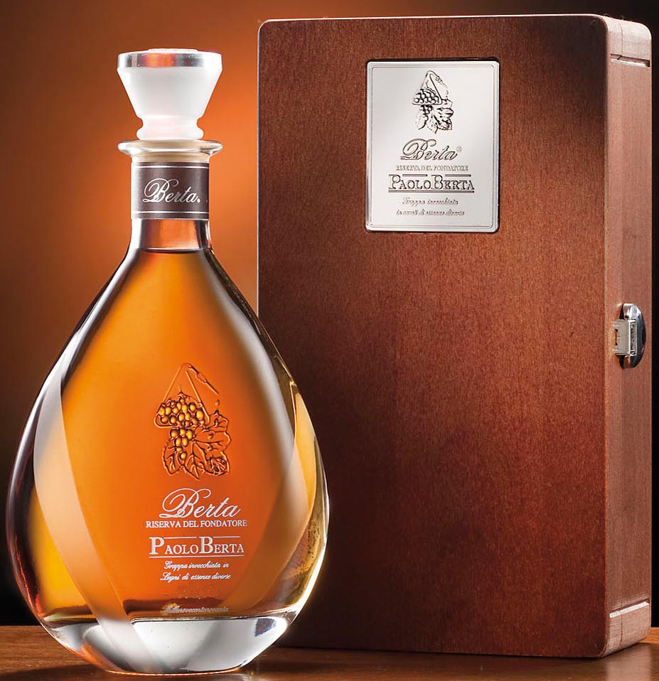 azureazuremag's tweet photo. La grappa es el genuino aguardiente italiano, excelente para rematar una buena comida. https://t.co/HhtDNe5M6B https://t.co/2a10fYJjX1